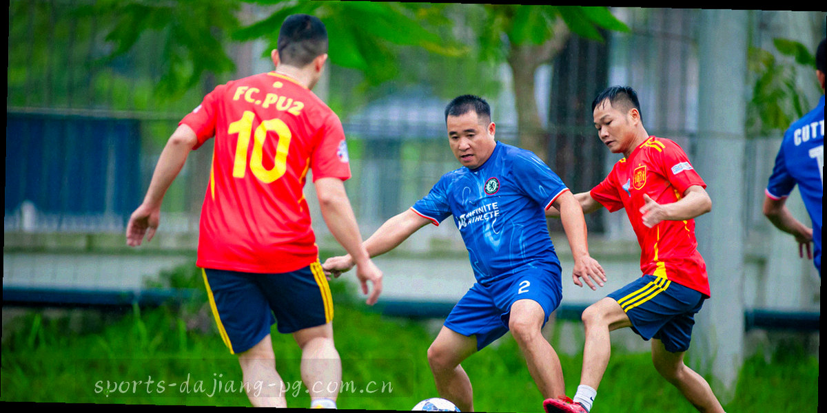 球门网与夜灯光晕叠成的抽象纹理